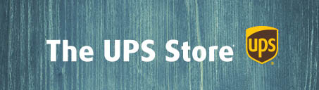 Logotipo de The UPS Store sobre un fondo de madera color azul