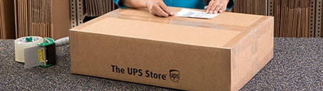 Caja de envío de The UPS Store con cinta