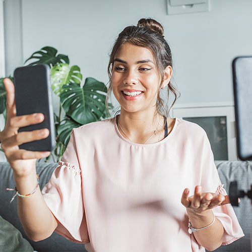 Mujer que tiene conversación por teléfono