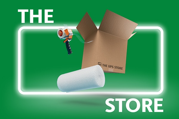 Embalaje de la caja de envío en The UPS Store